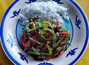 Una foto de Carne a la olla con Aros de Caigua y Bastones de Morrones