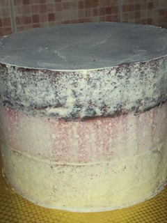 A picture of How to trim ur cake.