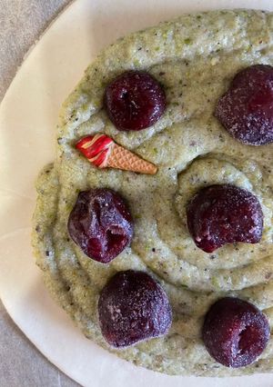Une photo de GALETTE DES ROIS : Cerises et crème d’amande à la pistache