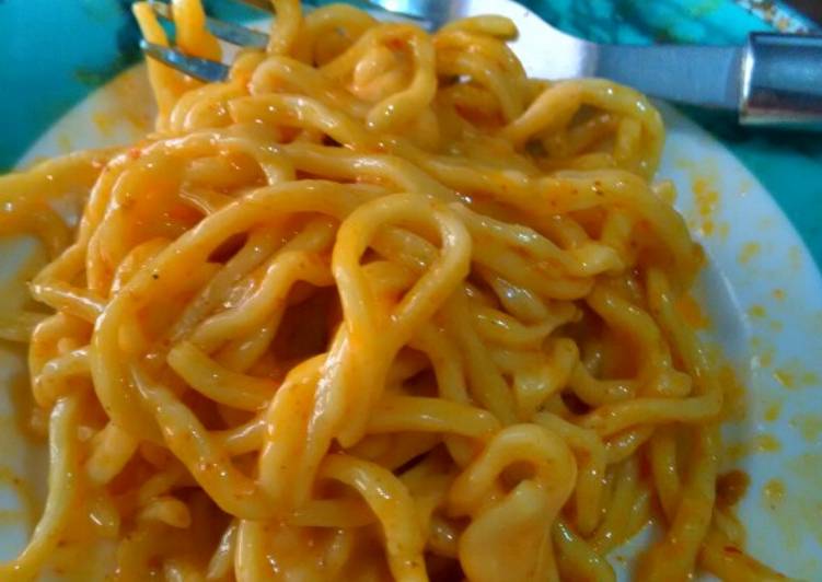 Mie Pedas Saus Keju Richeese