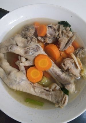 Foto resep Assalamualaikum wijeng siang Reni Darwati menyampaikan Sup ceker tulang ayam 🐔🐔🐔🐔👍👍👍
