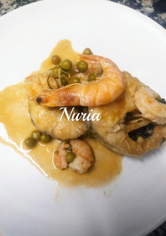 Una foto de Merluza en salsa de langostinos