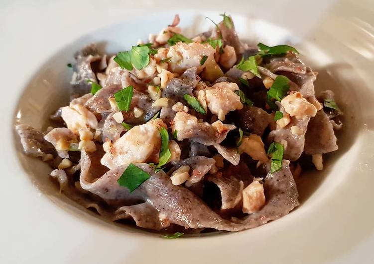 Tagliatelle al Riso Venere con Salmone e Nocciole