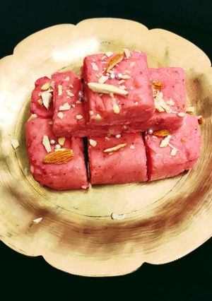স্ট্রবেরি সন্দেশ (strawberry sondesh recipe in Bengali) রেসিপির প্রধান ছবি