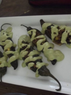 Una foto de Chilacas gratinadas de cuaresma rellenas de ensalada de atún a la mexicana