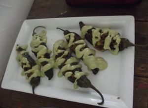 Una foto de Chilacas gratinadas de cuaresma rellenas de ensalada de atún a la mexicana