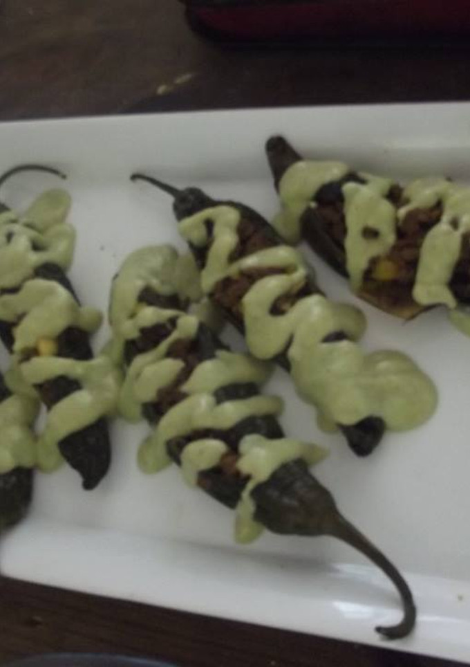 Una foto de Chilacas gratinadas de cuaresma rellenas de ensalada de atún a la mexicana