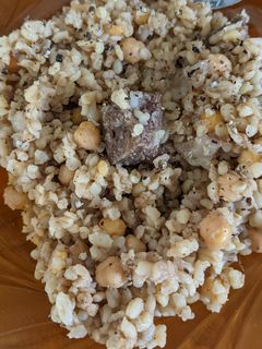 Bulgur mit Kichererbsen und Gulasch Rezepthauptbild