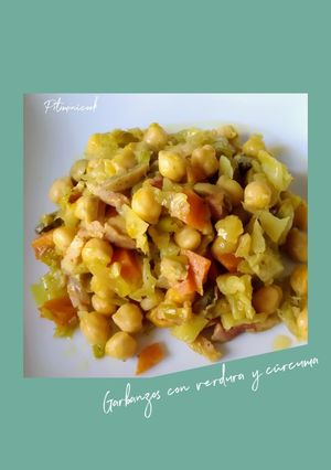 Una foto de Garbanzos con verdura y cúrcuma