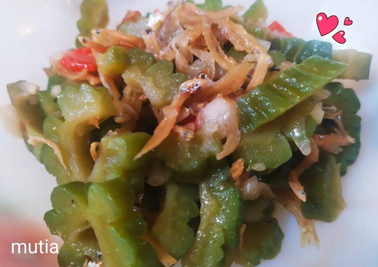 Proses Menyiapkan Oseng Pare Teri, Bisa Manjain Lidah