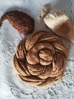 Foto di Pane integrale intrecciato con olio evo e semi di lino 🌷