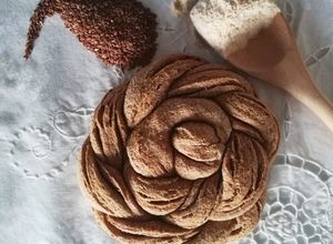 Foto di Pane integrale intrecciato con olio evo e semi di lino 🌷