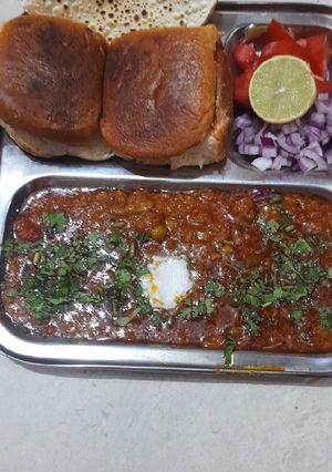 પાવભાજી (Pav Bhaji Recipe In Gujarati) રેસીપી મુખ્ય ફોટો