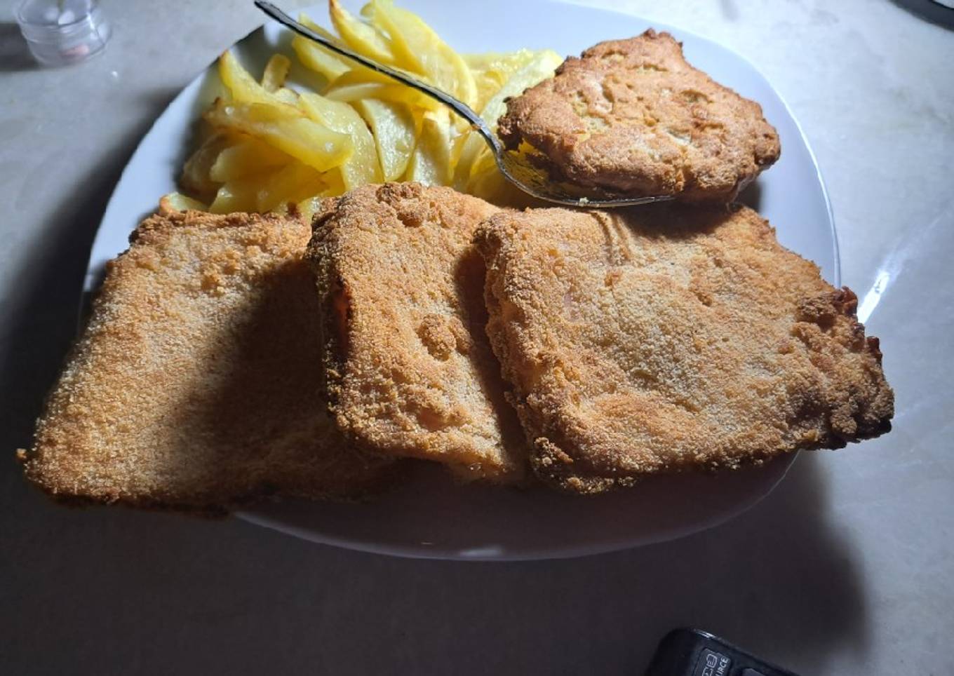 San Jacobos caseros y patatas fritas en freidora de aire