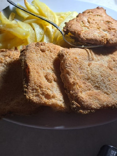 Una foto de San Jacobos caseros y patatas fritas en freidora de aire
