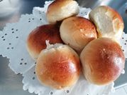 Una foto di brioche di pasta madre