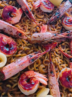 Una foto de Fideuá de marisco con cabezas al jengibre