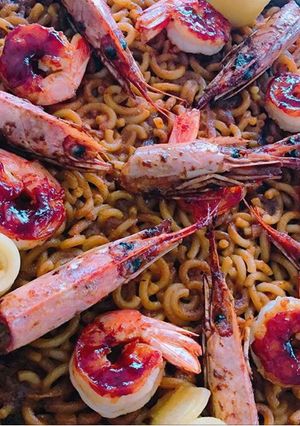 Una foto de Fideuá de marisco con cabezas al jengibre