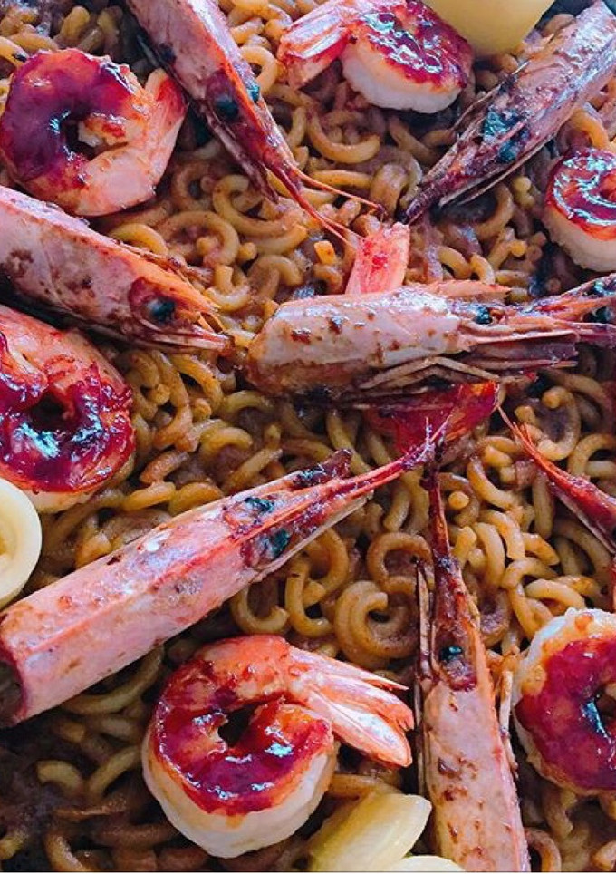 Una foto de Fideuá de marisco con cabezas al jengibre