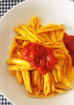 Foto di Capunti con vellutata di peperoni e pomodorini caramellati