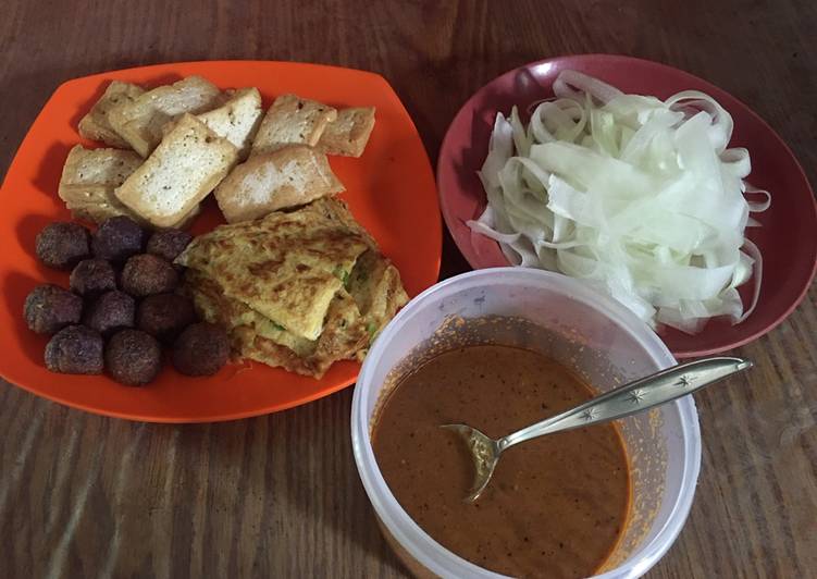 Pecel (tahu, telur dadar, bola ubi ungu, timun)