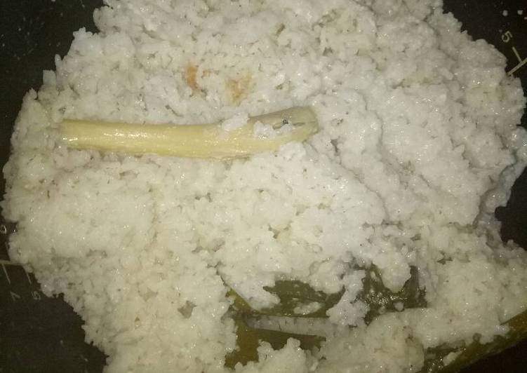 Langkah Mudah untuk Menyiapkan Nasi uduk rice cooker (simple) yang Lezat