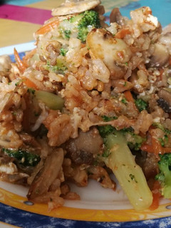 Una foto de Arroz salteado con un poco de todo