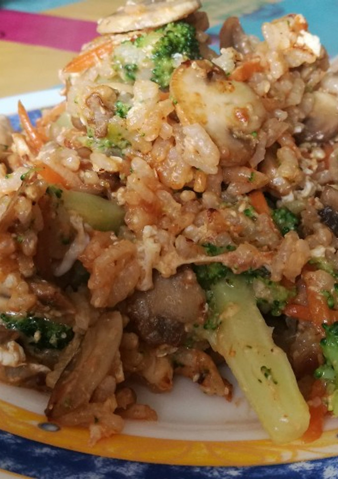 Una foto de Arroz salteado con un poco de todo