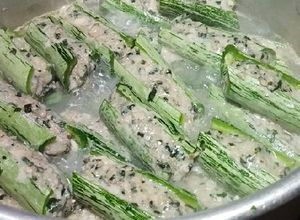 Hình của món Lặc lày (lặc lè) nhồi thịt.