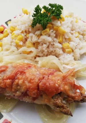 Göngyölt csirkemell spárgával, sajttal hagymaágyon recept fotója