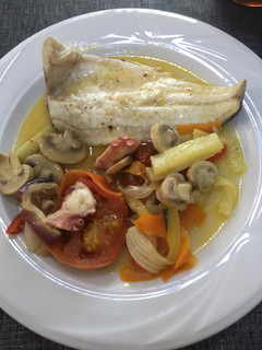 Una foto de Lubina a la lekue hecha en microondas con verduras 🍄🌶🥒🥕