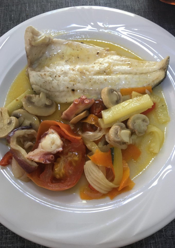 Una foto de Lubina a la lekue hecha en microondas con verduras 🍄🌶🥒🥕