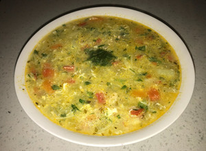 Una foto de Sopa de verduras con huevo