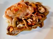 Una foto di sovracosce di pollo al vino