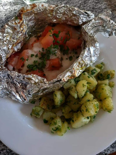 Una foto de Salmón al Papillote con Papitas en salsa de Cilantro