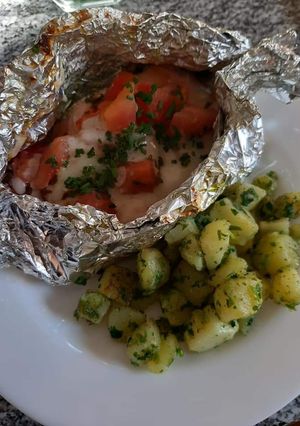 Una foto de Salmón al Papillote con Papitas en salsa de Cilantro