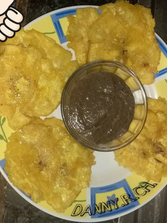 Una foto de Plátanos patacones con frijoles molidos