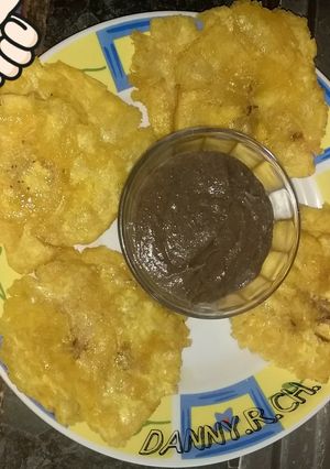 Una foto de Plátanos patacones con frijoles molidos