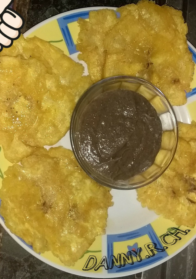 Una foto de Plátanos patacones con frijoles molidos