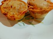 Una foto di pasta con speck e mozzarella