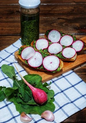 A picture of Pesto sauce from radish leaves.