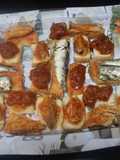 Rebanadas de pan de molde con latas