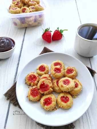 Easy Steps Prepare Recipes Strawberry Thumbprint cookies the So Delicious Can Pamper Your Tongue.
