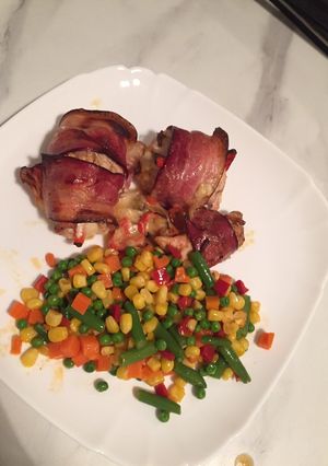 Baconba tekert, töltött csirkemell recept fotója
