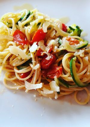 Foto di Spaghetti di riso e zucchine con pomodorini
