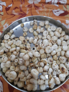मखाने रोस्टेड (makahane roasted recipe in Hindi) रेसिपी मुख्य फोटो