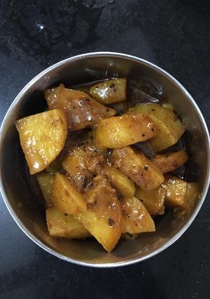 બટાકા નું ખાટું મીઠું શાક (Bataka Khatu Mithu Shak Recipe In Gujarati) રેસીપી મુખ્ય ફોટો
