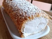 Una foto de pionono relleno de nata