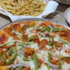 A picture of Chicken tikka pizza.