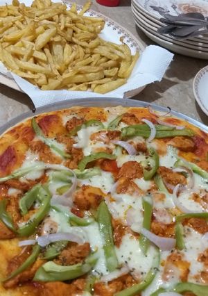 A picture of Chicken tikka pizza.